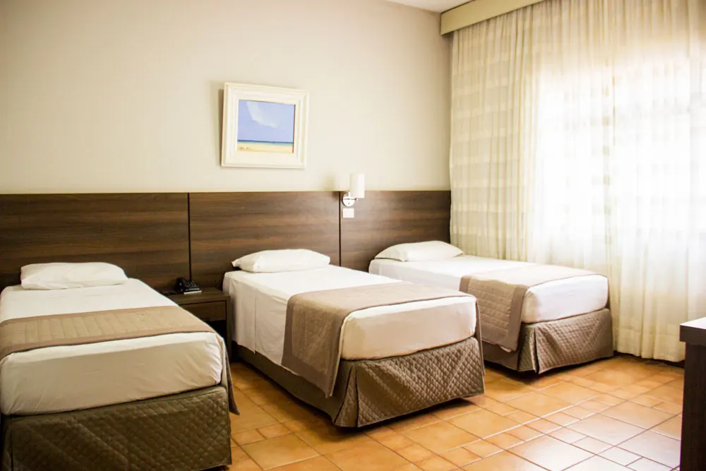 Apartamento Standard do Paraná Palace Hotel com três camas de solteiro