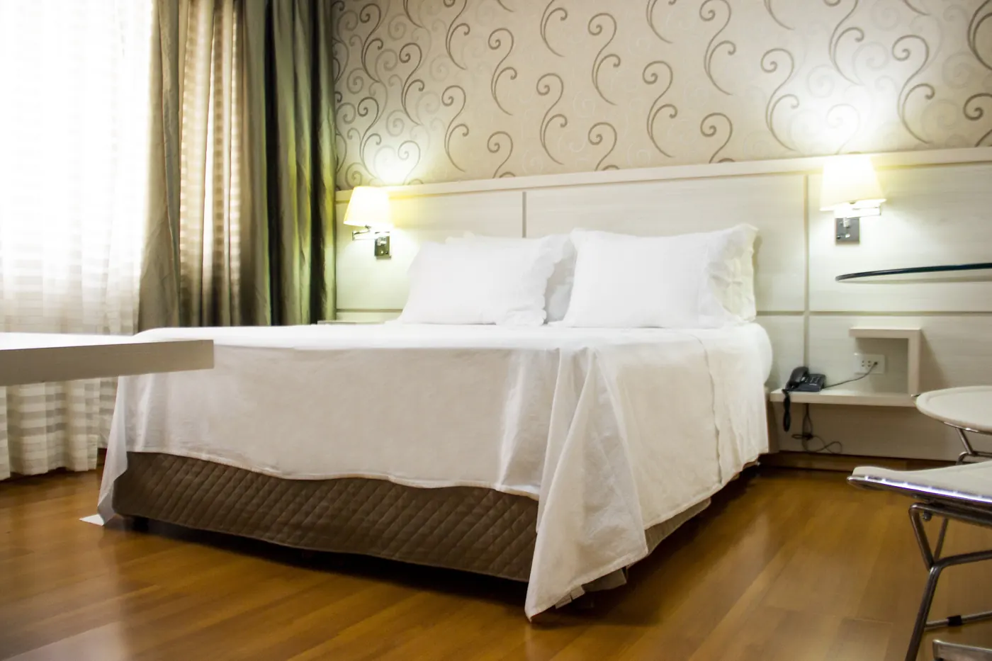 Suíte do Paraná Palace Hotel com cama box e ambiente elegante